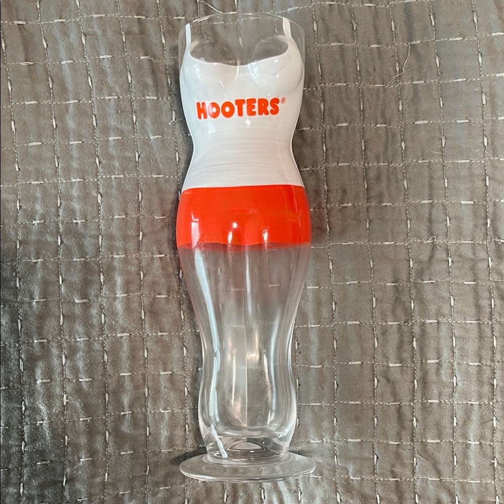 Hooters Girl Glass 🦉